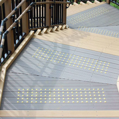 Fabrica di pavimenti in legno di plastica composita resistente agli UV