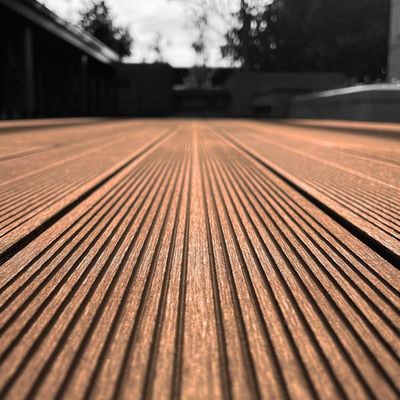 Un buon prezzo. Materiale composito impermeabile per esterni in linea