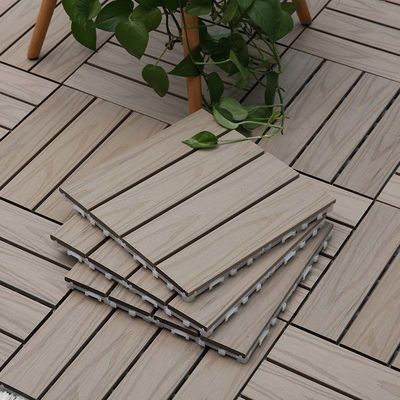 Un buon prezzo. Piastrelle per terrazzi in legno interconnesse su misura Manutenzione senza problemi per il patio in linea
