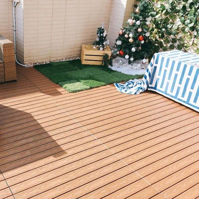 Un buon prezzo. Piastrelle di legno per pavimenti commerciali a prova di ruggine in linea