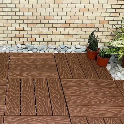 Un buon prezzo. Legno WPC Piastrelle di Decking Rottproof Snap Together Piastrelle di legno resistenti agli urti in linea