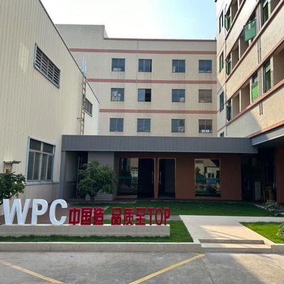 Un buon prezzo. Legno Plastica WPC rivestimento di parete personalizzato Esterno rivestimento in legno composito in linea