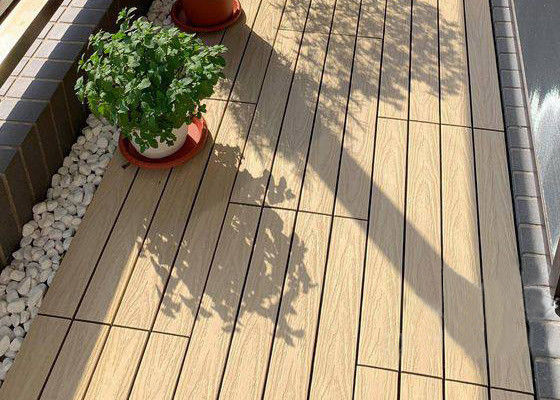 Un buon prezzo. Piastrelle di pavimento in legno e plastica composito con struttura solida, eleganti e durevoli in linea