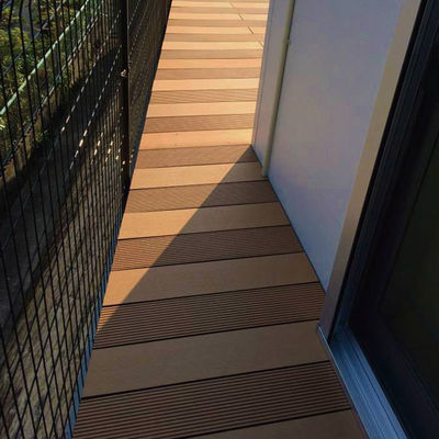 Un buon prezzo. WPC Eco Composite Deck Boards Panel ignifuge 20+ anni di longevità in linea