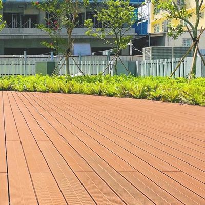 Un buon prezzo. Pannelli di copertura in WPC leggeri e resistenti alle intemperie in linea