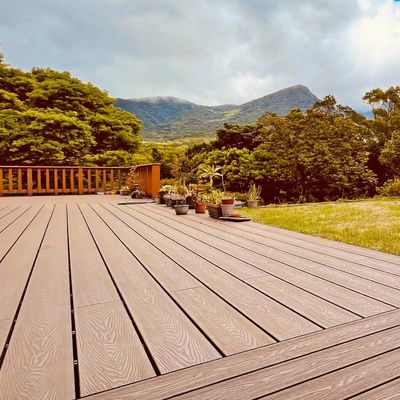 Un buon prezzo. Decking composito WPC 3D robusto, profilo cavo leggero con fori quadrati in linea
