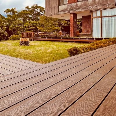 Un buon prezzo. Fornitori di pavimenti compositi in legno in vetro impermeabile in linea