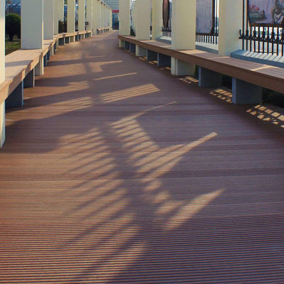 Un buon prezzo. Pavimenti impermeabili in WPC estrusi, pavimenti compositi esterni/interno in linea