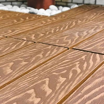 Un buon prezzo. Piastrelle di legno impermeabili a bassa manutenzione in linea