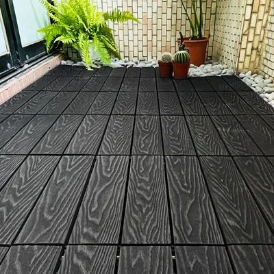 Un buon prezzo. Piastrelle di rivestimento in legno WPC composito Piastrelle di legno interlacciate a prova di ruggine in linea