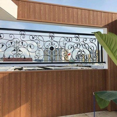 Un buon prezzo. Pannello di legno composito WPC esterno a prova di fuoco rivestimento di pareti esterne in legno in linea