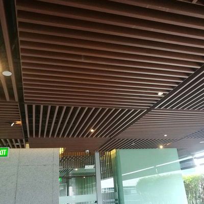 Un buon prezzo. Pannello di soffitto in PVC residenziale WPC Isolamento acustico resistente alle intemperie in linea