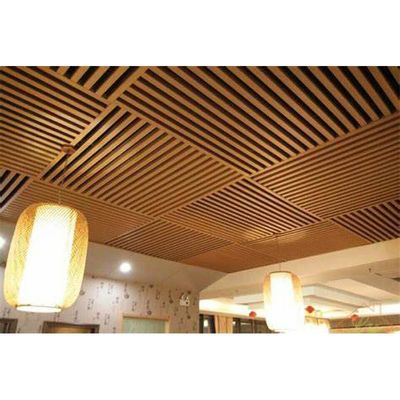 Un buon prezzo. Pannello di soffitto in WPC su misura Pannello di rivestimento resistente agli UV impermeabile in linea